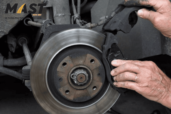 Má phanh đảm nhiệm vai trò tạo ma sát với đĩa&nbsp;phanh để giảm tốc hoặc dừng xe an toàn