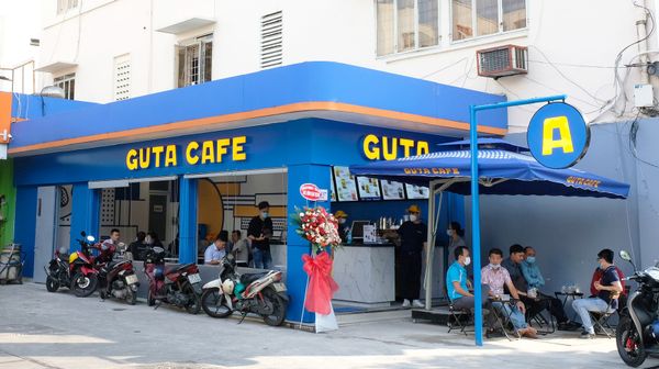 Guta Cafe đặt tại nơi đông người qua lại.