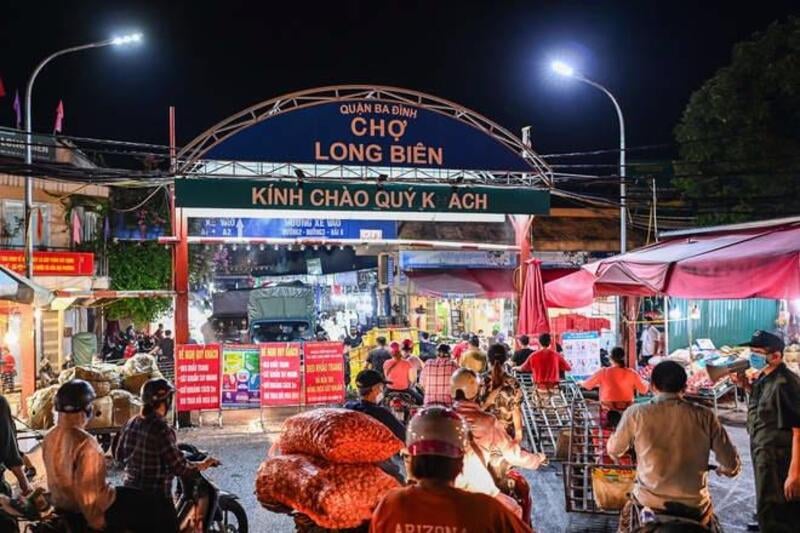 Chợ đầu mối trái cây Long Biên (Hà Nội)