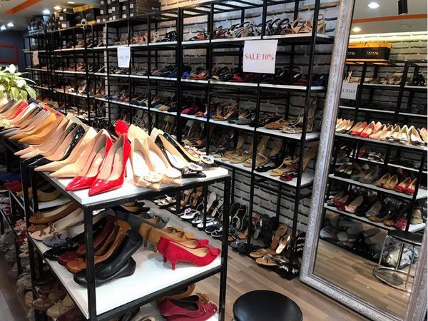 Lựa chọn nguồn hàng phù hợp sẽ giúp cửa hàng bạn có đa dạng mẫu mã giày đẹp, đảm bảo chất lượng và có lợi thế cạnh tranh về giá bán