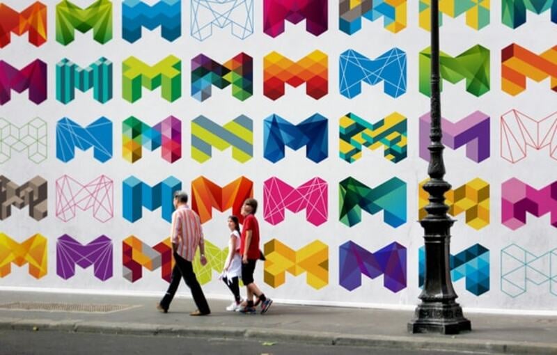 Một chữ “M” sắc cạnh được thay đổi màu sắc, hoa văn cho mỗi cơ quan, chương trình của thành phố