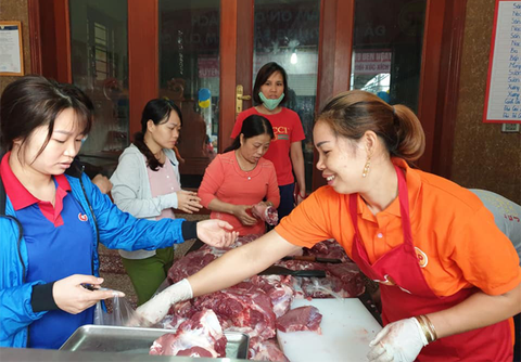 Bà con Tiên Du, Bắc Ninh hồ hởi đón thịt heo sạch về với địa phương