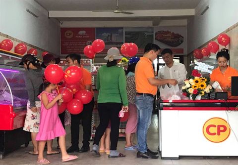 Người dân Hà Nội, Đồng Nai háo hức mua thịt heo sạch tại cửa hàng Pork Shop mới khai trương