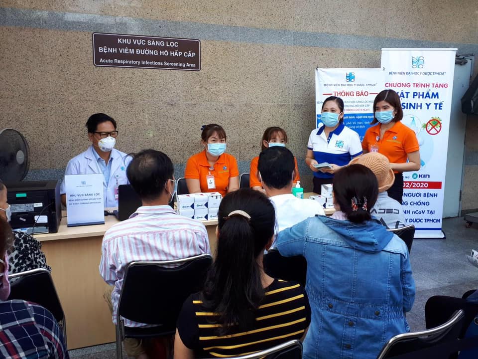 Nhãn hàng KIN đồng hành cùng BV Đại Học Y Dược TP.HCM trao tặng 1.500 phần quà giúp người dân phòng chống dịch virus Corona