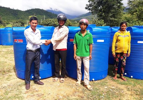 Tập đoàn Tân Á Đại Thành kết hợp cùng Hội chữ Thập Đỏ Ninh Thuận trao tặng hơn 600 bồn nước cho người dân.