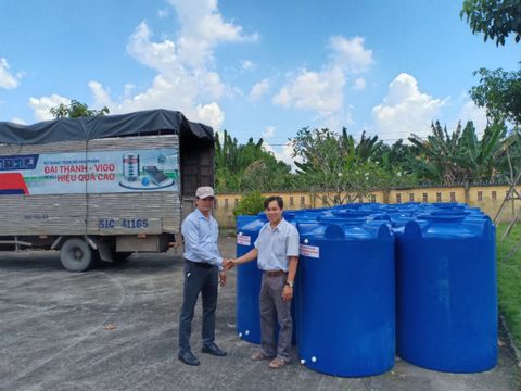 Tân Á Đại Thành kết hợp cùng Ủy ban Mật trận Tổ Quốc tỉnh Bến Tre trao tặng hơn 200 bồn nước cho người dân huyện Châu Thành
