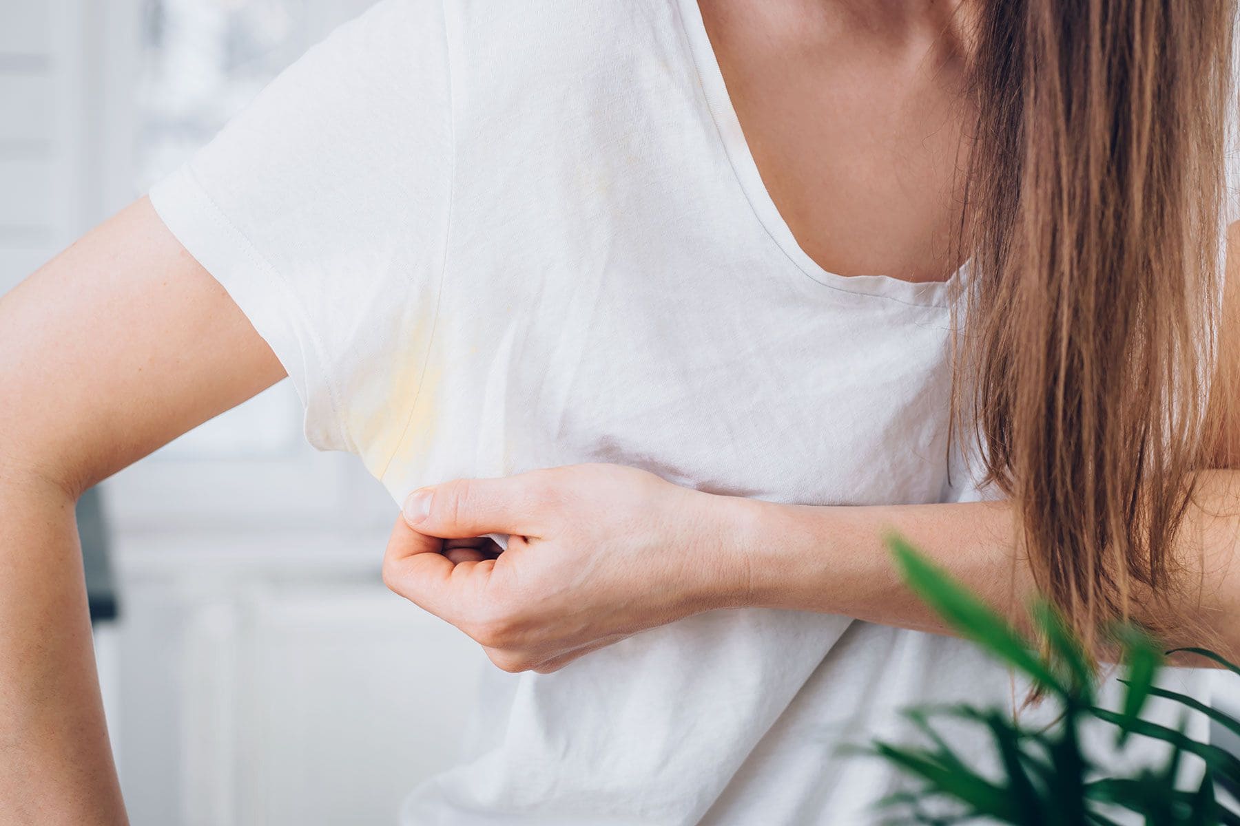 Hướng Dẫn Cách Xử Lý Nách Áo Bị Vàng Đơn Giản Dễ Dàng – MARC