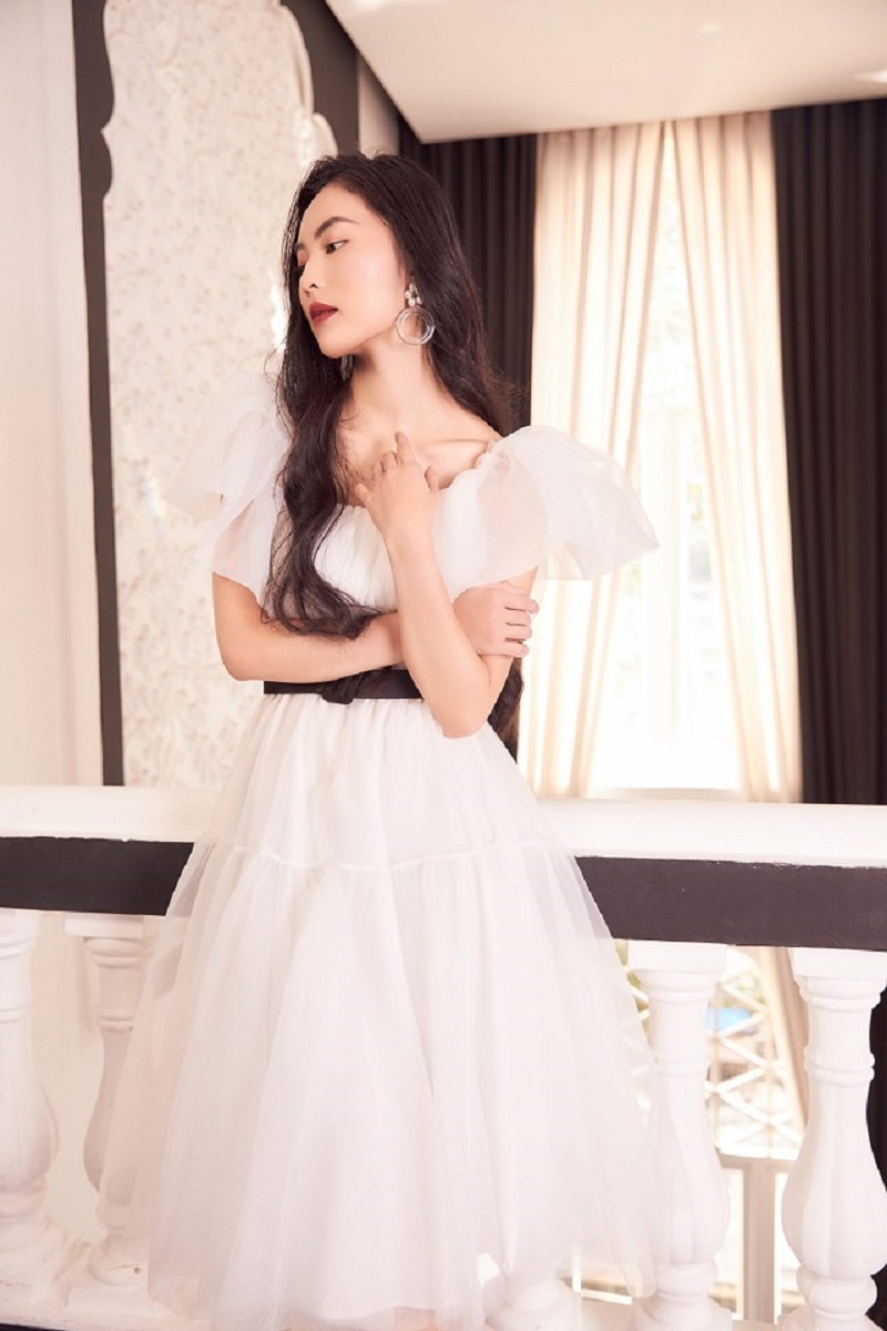 Chiếc váy một màu trắng này mang phong cách công chúa kẹo ngọt sang trọng và thần thái khó ai bì kịp