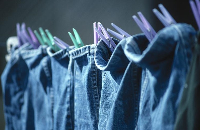 12 cách giặt quần Jean mới mua không ra màu không giãn chuẩn