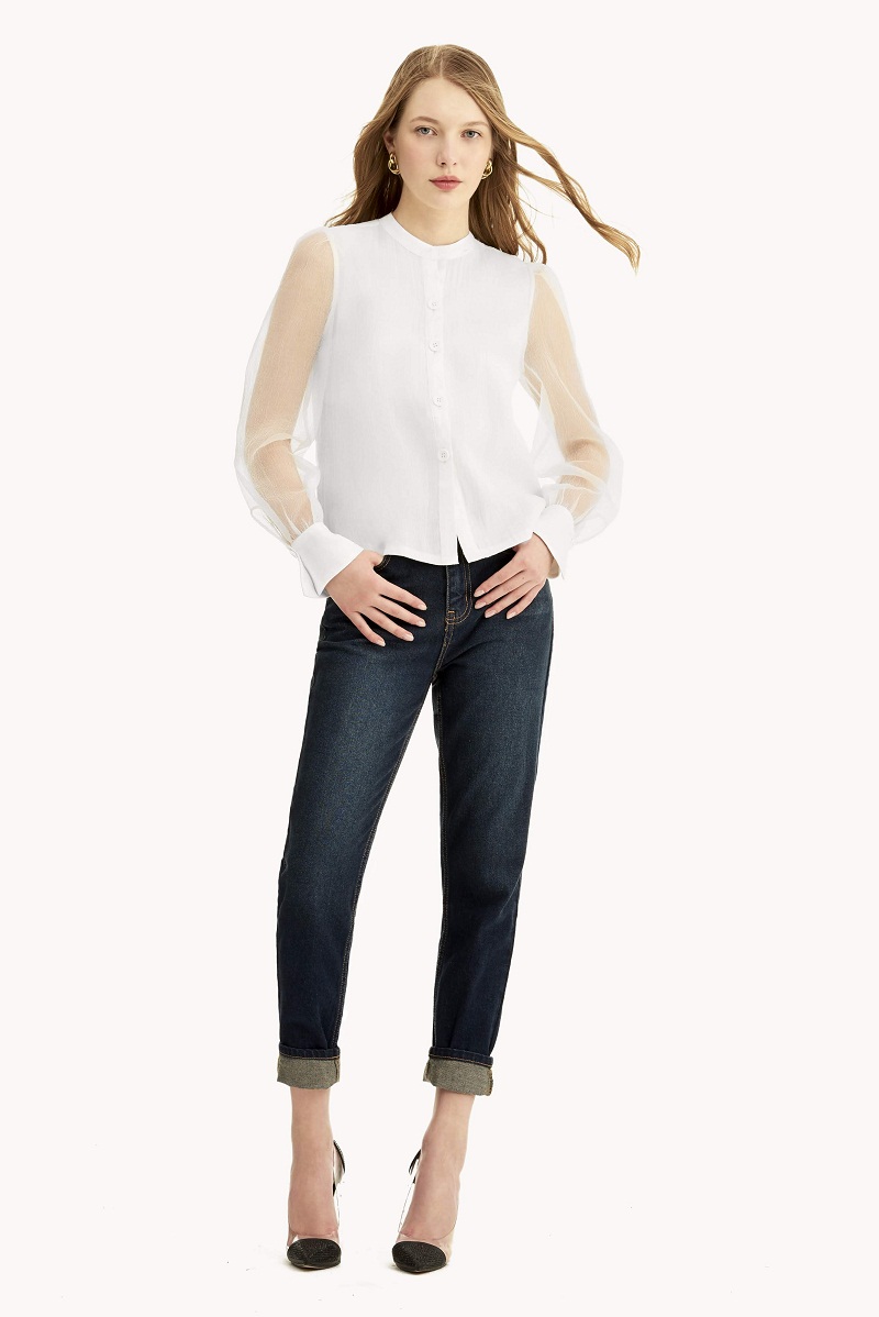 Áo sơ mi voan cũng có thể tạo nên một bộ trang phục đơn giản nhưng thu hút khi kết hợp với quần jean lưng cao.