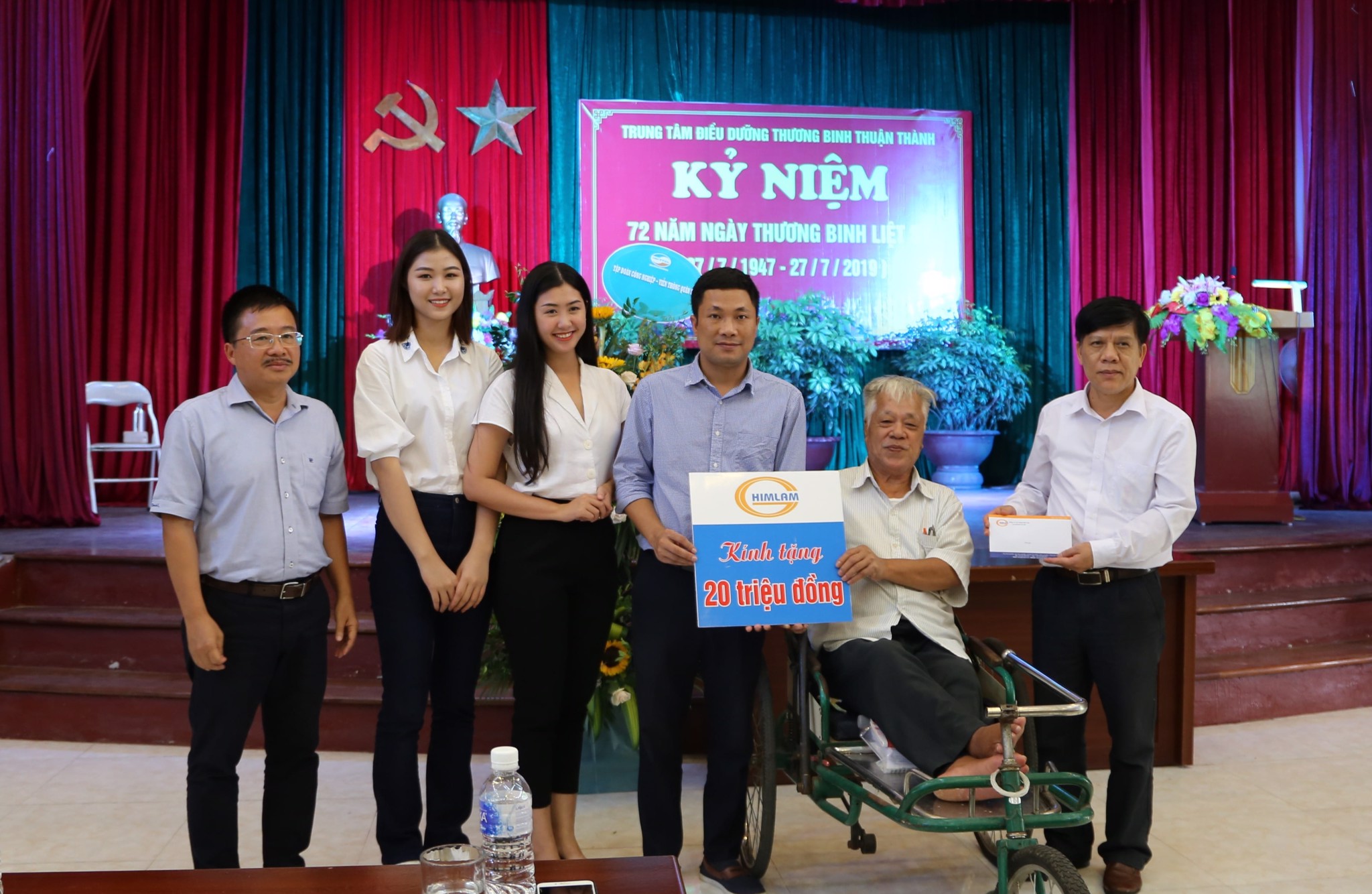 Him Lam hỏi thăm, tặng quà 8 Trung tâm điều dưỡng Thanh Bình