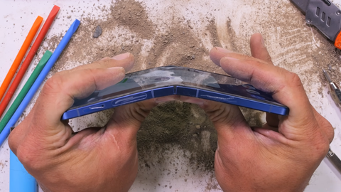 Galaxy Z Flip7 sống sót ngoạn mục qua bài kiểm tra độ bền khắc nghiệt