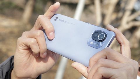 Trên tay Xiaomi Mi 11 tại VN: Smartphone đầu tiên với chip Snapdragon 888, giá 16 triệu đồng