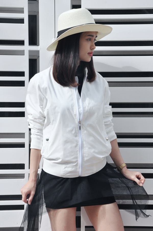 Áo khoác bomber trắng - Vẻ đẹp đến từ sự giản đơn