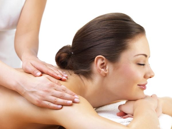 Nên hay không việc massage body sau sinh?