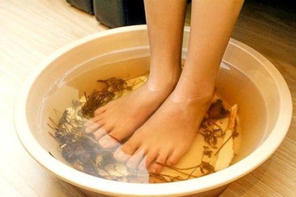 Ngâm chân bằng muối thảo dược có tác dụng gì?