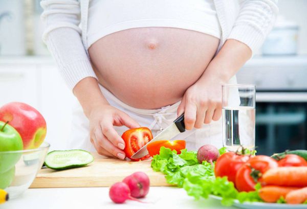 Thực phẩm nên hạn chế ăn khi mang thai để bảo vệ mẹ và bé