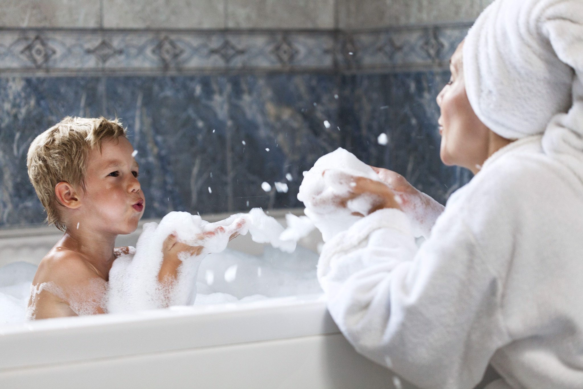 Phòng tắm cần vật dụng nào để đảm bảo an toàn cho bé?