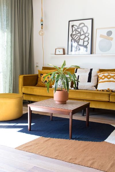 Bàn vuông có thiết kế nhỏ gọn, phù hợp decor với mọi loại ghế sofa