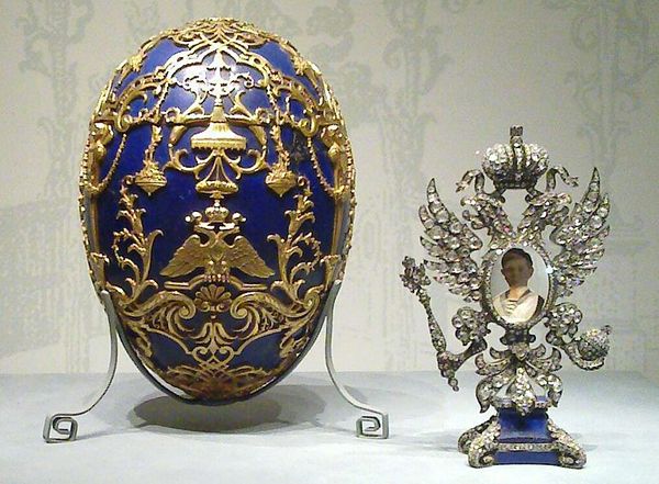 Trứng Fabergé: các hoa văn phù điêu được chạm khắc xung quanh một khối ngọc lưu ly duy nhất