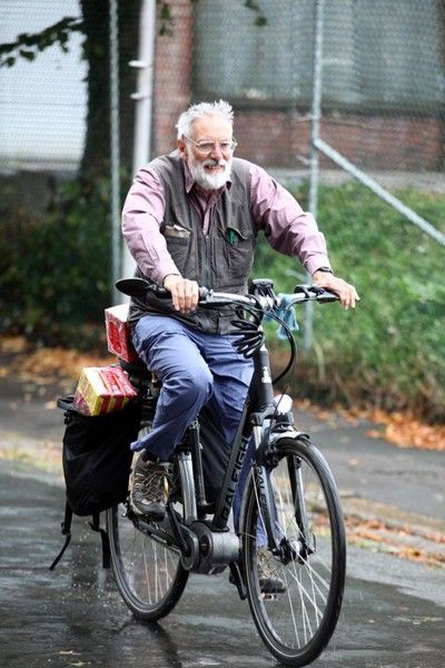 Cụ &ocirc;ng 70 tuổi đạp xe từ Anh sang Ph&aacute;p mua cafe cho vợ