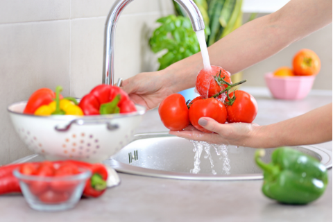 Dừng ngay việc rửa thực phẩm trong bồn rửa bát, hiểm họa khôn lường cho sức khỏe