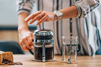 Hướng dẫn pha cafe rang xay bằng bình French press