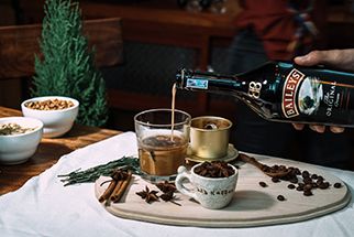 Sữa, Kem, Đường và Tách Cà Phê