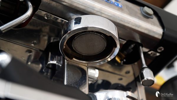 Vệ Sinh Máy Pha Espresso Định Kỳ Để Có Ly Cà Phê Ngon Hơn