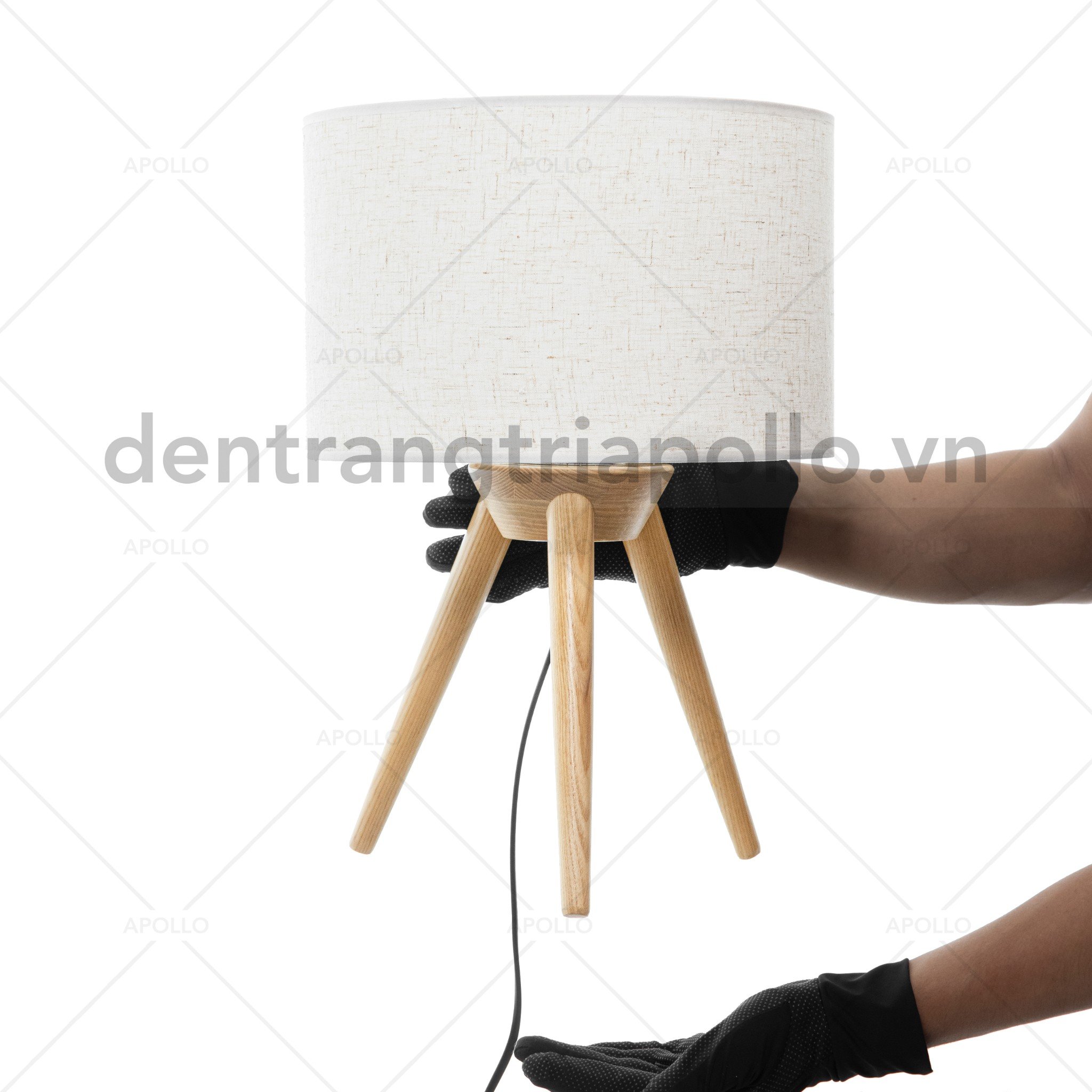 Đèn bàn gỗ chụp vải nhỏ xinh