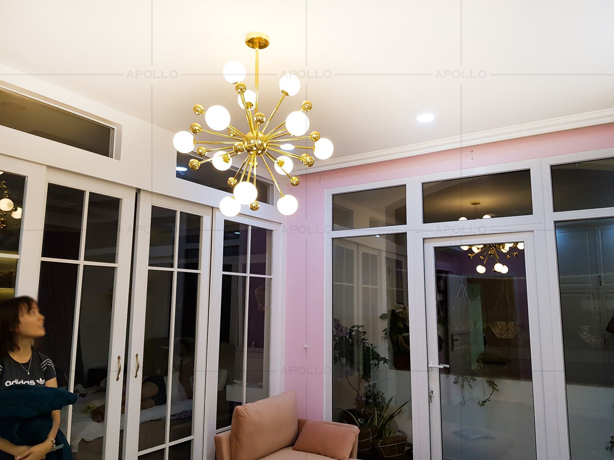 đèn chùm xi vàng trang trí phòng khách căn hộ chung cư