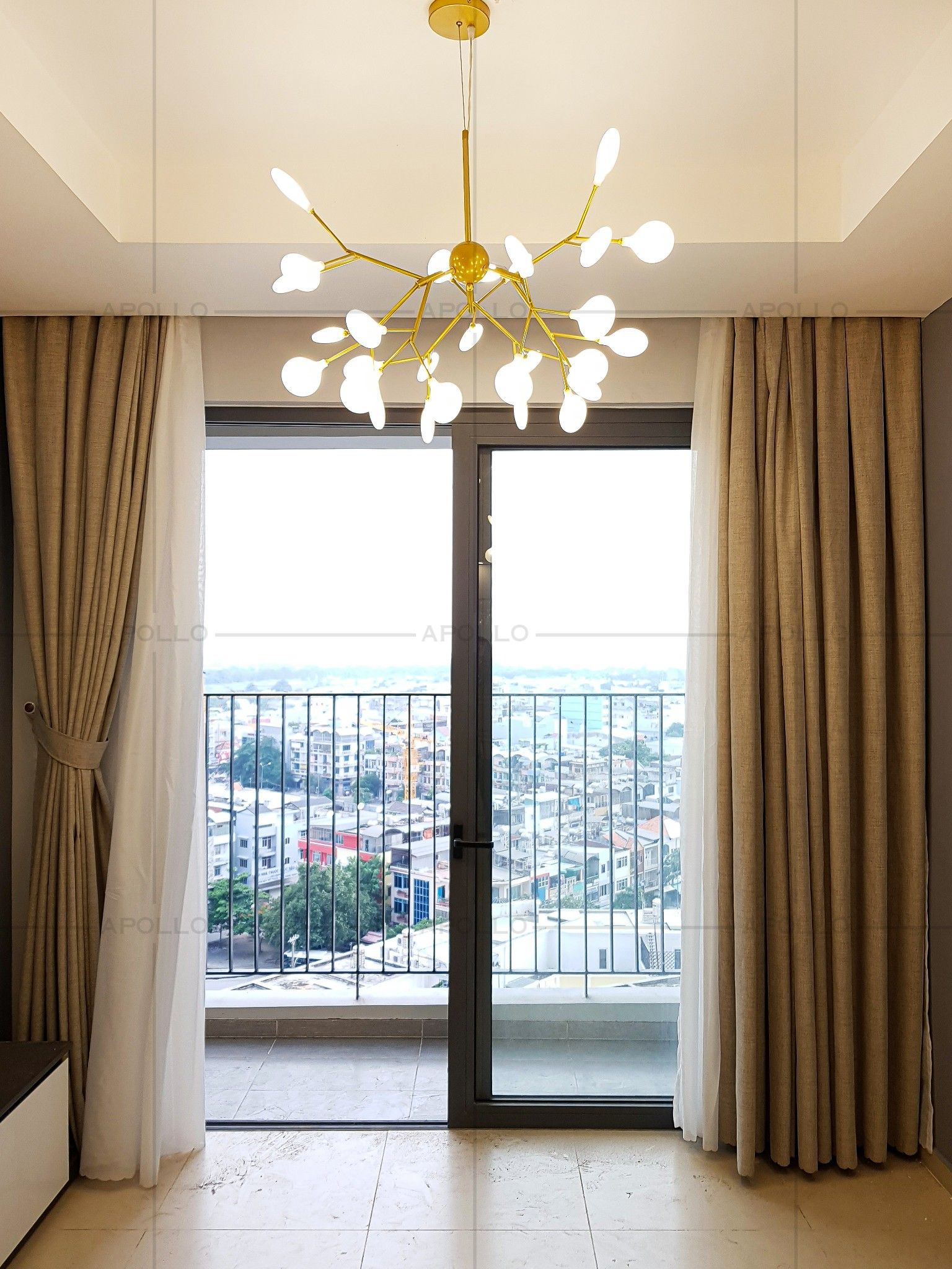 đèn chùm thả hera thủy tinh thân vàng trang trí phòng khách căn hộ chung cư