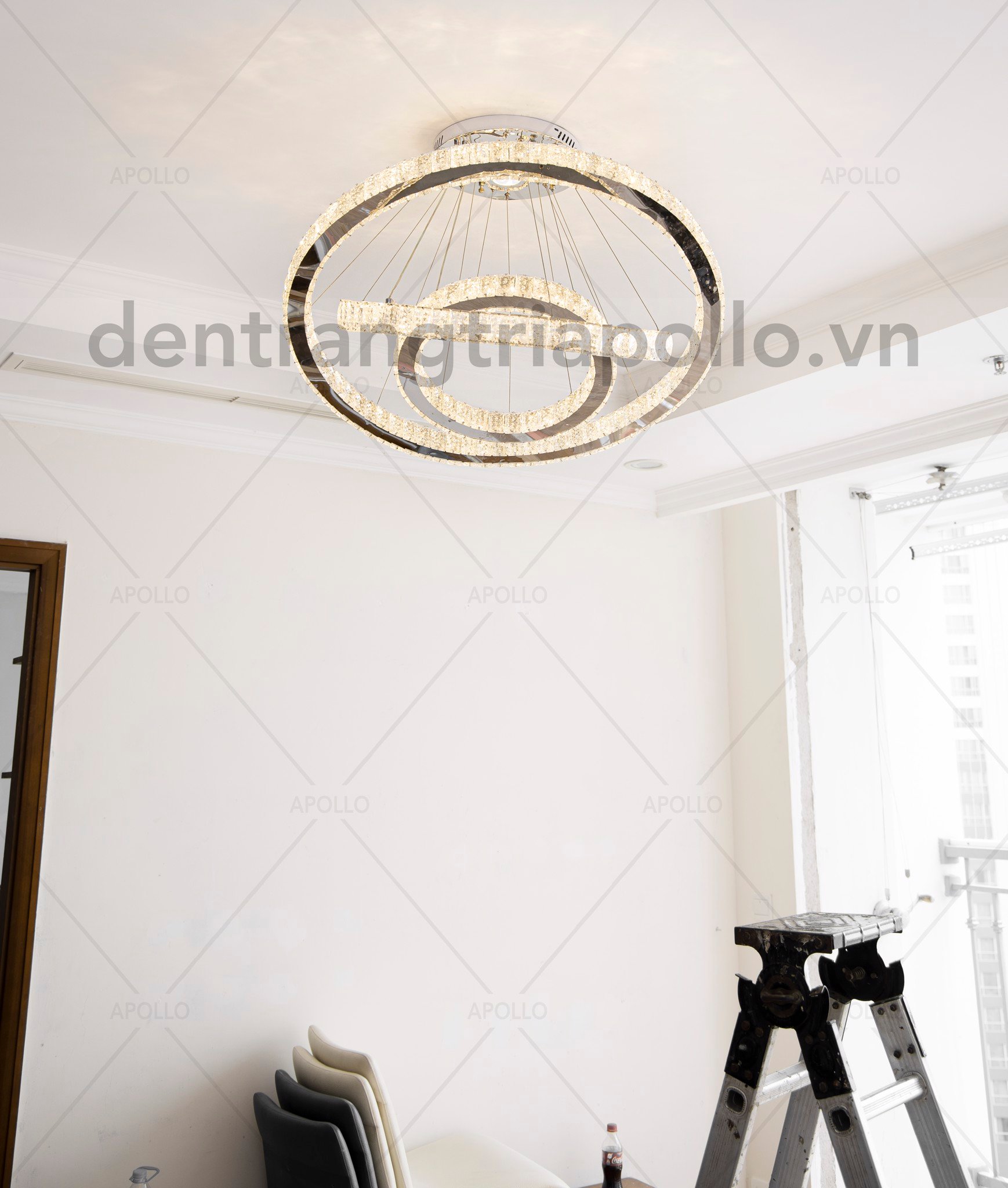 đèn pha lê 3 vòng trang trí phòng khách căn hộ chung cư