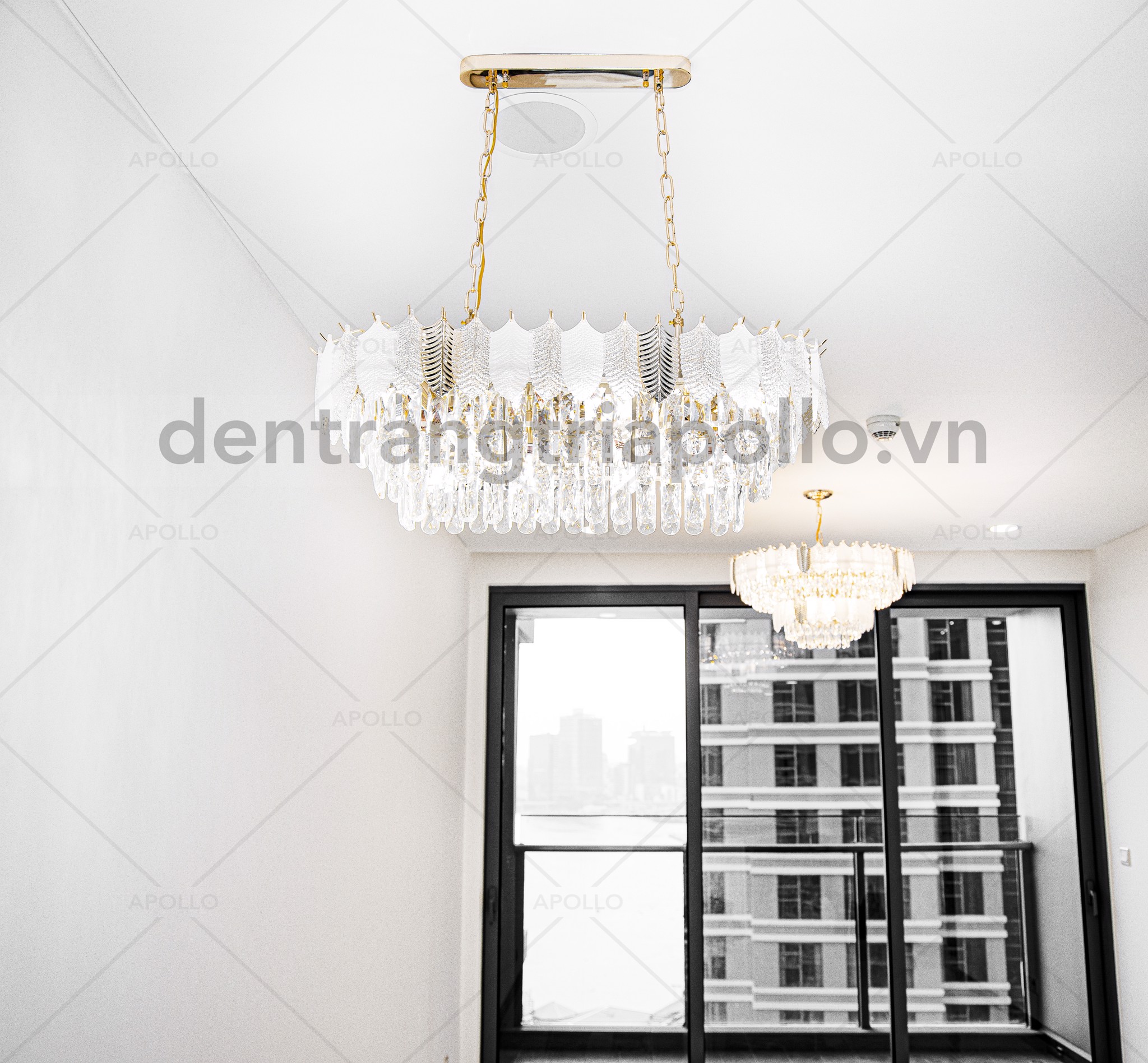 đèn chùm pha lê ngang trang trí bàn ăn căn hộ chung cư