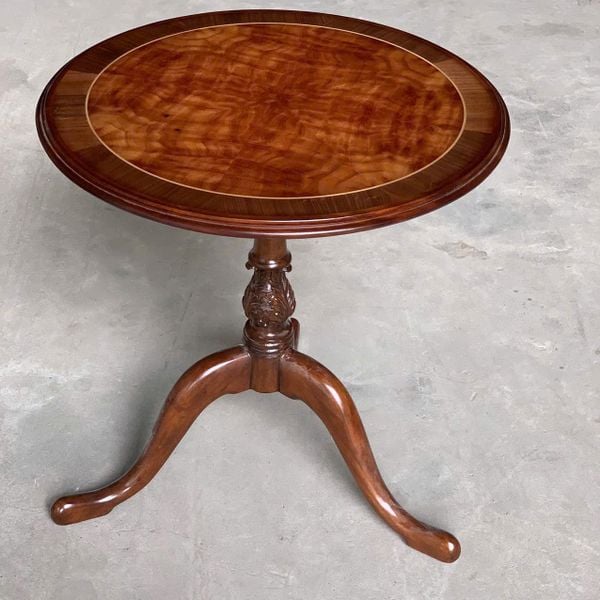 bàn trà gỗ nhỏ phong cách Châu Âu