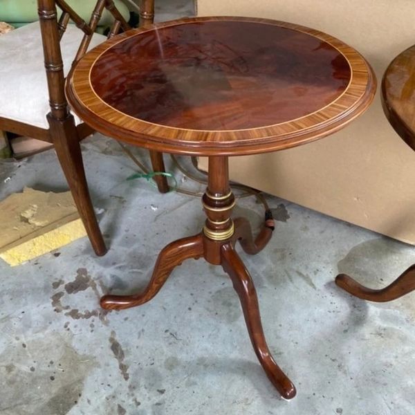 bàn trà tròn nhỏ phong cách Châu Âu