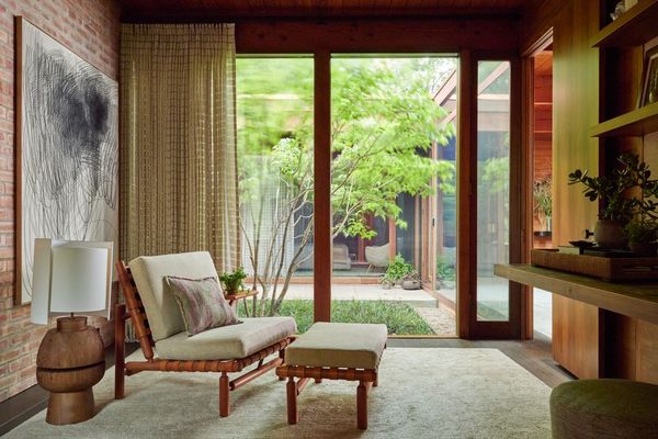 Dự án này có cửa sổ kính suốt từ trần đến sàn và ốp gỗ