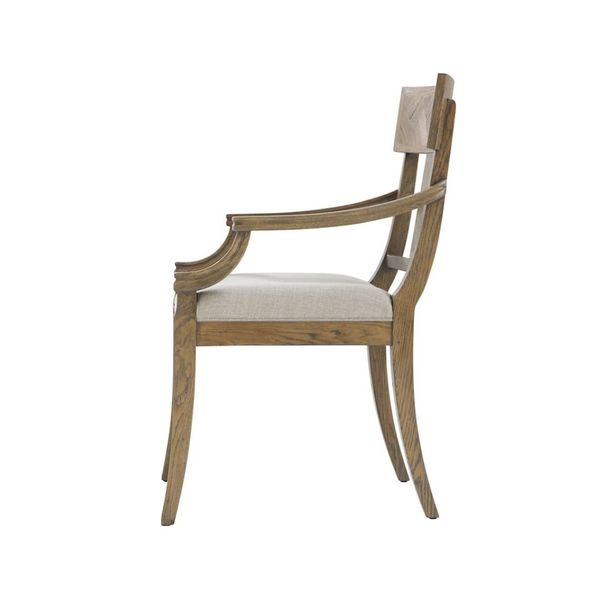 ghế gỗ cổ điển mang phong cách tỉ mỉ, sang trọng
