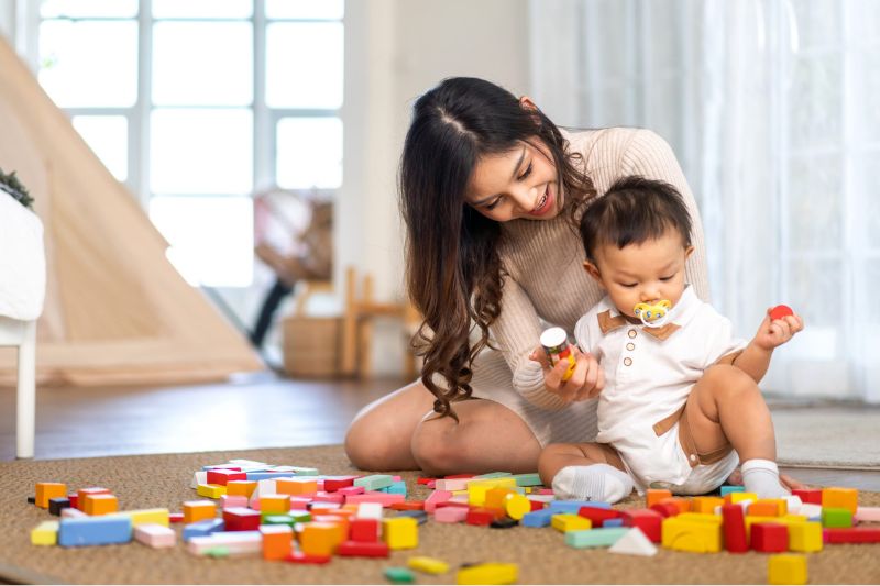 Trẻ nhỏ thường thích chơi đồ chơi đơn giản trong khi bé lớn thường thích các món quà vận động