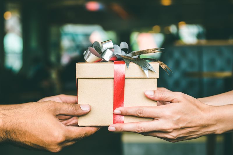 Hàng hóa biếu, tặng khách hàng có cần lập hóa đơn không?