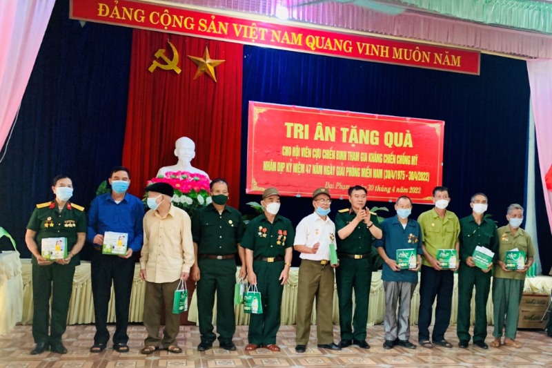 Tặng quà tại lễ kỷ niệm 19/8 là truyền thống&nbsp;tại nhiều cơ quan, công đoàn