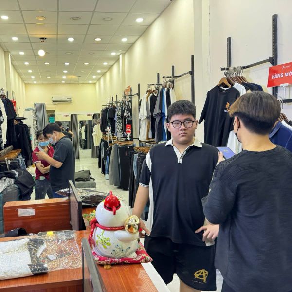 Khách hàng bigsize hài lòng khi thử đồ tại Akyoo