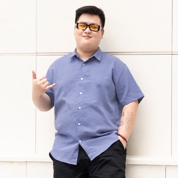 Hình ảnh một người đàn ông bigsize đeo kính mát, tạo vẻ phong cách và tự tin.