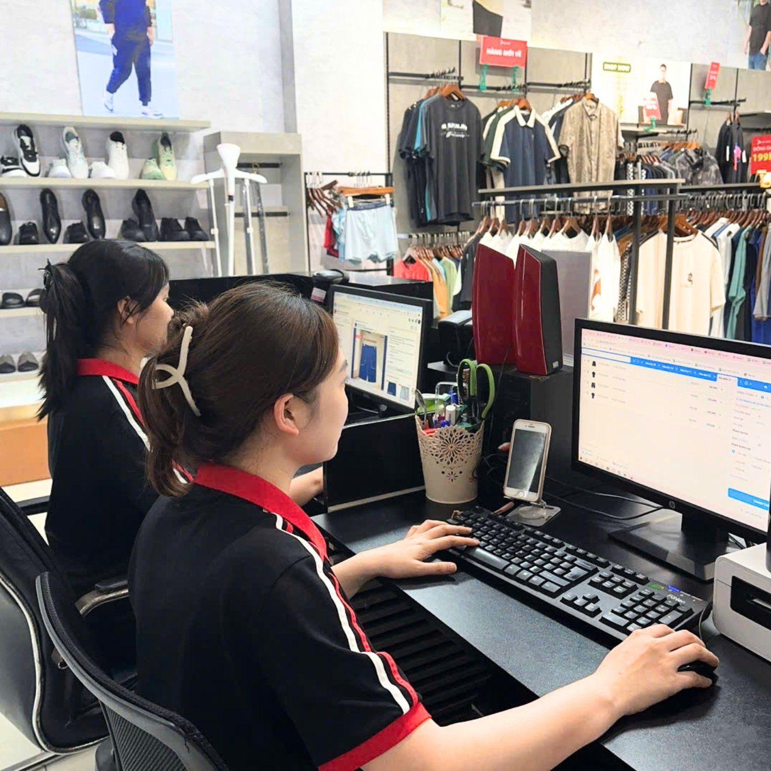 Nhân viên sale Akyoo đang tư vấn sản phẩm chốt đơn online