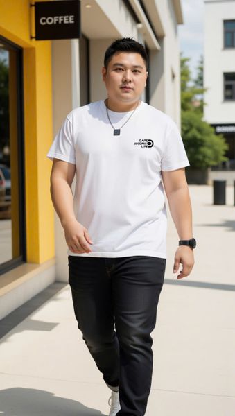 Người mẫu nam mặc áo thun big size nam
