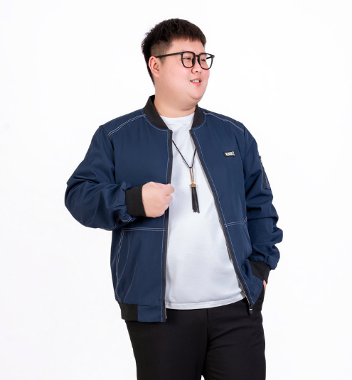Người mẫu nam mặc áo khoác bomber xanh vải gió big size nam