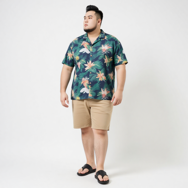 Một người mẫu nam big size tự tin diện áo sơ mi họa tiết tropical