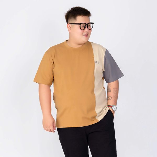 Người mẫu big size mặc áo thun dài trơn, đứng nghiêng nhẹ hoặc cúi nhẹ người, vẫn không lộ bụng