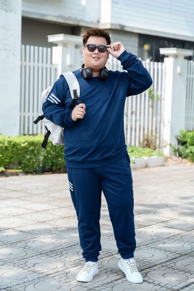 Người mẫu nam mặc set bộ nỉ than viền big size nam Akyoo
