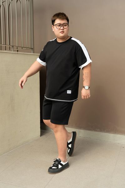 Tạo dáng thẳng khi chụp hình với set đồ thun big size nam Akyoo